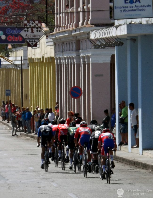 #VueltaCiclística "Reinier Jiménez in Memoriam" 2020 en el Paseo del #Prado de #Cienfuegos, #Cuba. / Foto: <a href="/igorralopez/">Ildefonso Igorra López</a>  #ciclismo #ciclistas #pedalistas #carrera #deporte #ciclos #velocidad <a href="/stormcaptain/">Capitan Tormenta</a> <a href="/juliogranma/">Julio Martínez Molina</a> <a href="/LeiaDCienfuegos/">Leyaní Díaz</a> <a href="/magadcienfuegos/">Maga</a> <a href="/ttjerez/">Tay Toscano Jerez</a> <a href="/Eidita/">Mercedes Caro Nodarse</a>