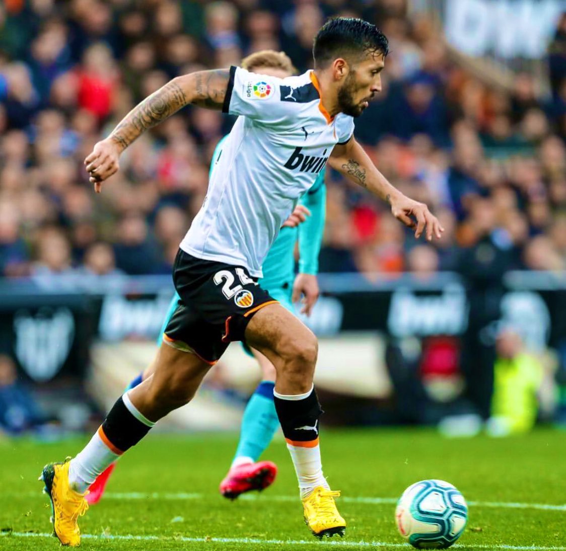 Generaldepie_'s tweet photo. Quizá sea impopular pero si el @valenciacf había llegado a un acuerdo con @Garay_24 para renovar. Deben respetar ese acuerdo. Eso sería un acto de club grande y es lo que somos. Bona nit y ánimo a un jugador clave en todo lo bueno de estos dos últimos años.🦇🦇🦇🦇🦇 https://t.co/YTLIlL3A4W