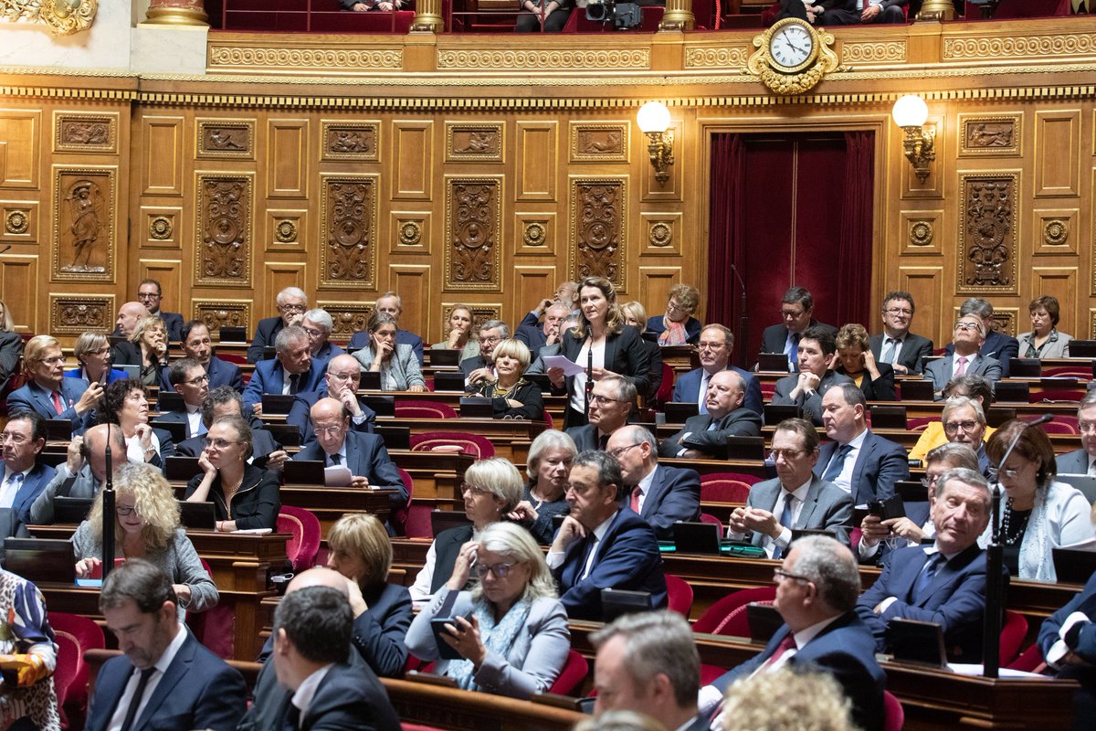 ac_loisier's tweet photo. Bravo à Sandrine Arrault, Madame le Maire de #Corpeau @CD_CotedOr qui a pris le temps de venir faire découvrir @Senat aux jeunes de son village.
1 moment de partage pr connaitre les rouages de notre #démocratie et comprendre l'équilibre si précieux de nos #institutions #civisme https://t.co/sbCmSJKKI4
