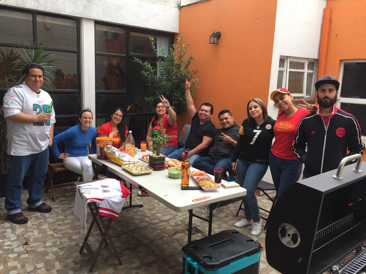 aritaml's tweet photo. Listos para el #SuperBowl #Laleydelmasfuerte #RitualNFL @InesSainzG @coachjoaquin @quiquegaray @DeRubensP https://t.co/IIvsfPzHow