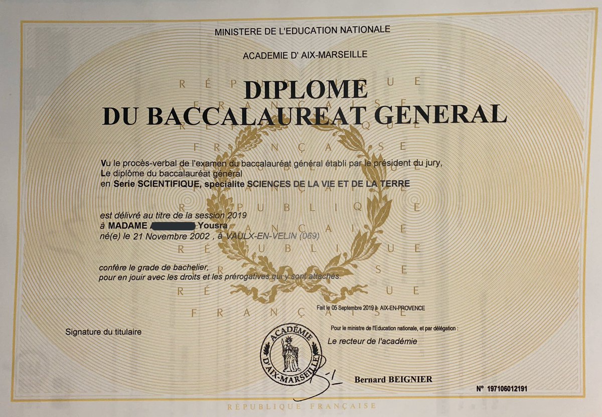youyou_twix's tweet photo. A droite : mon bulletin du 3ème trimestre de terminal 
A gauche : mon bac S.

Ne jamais doutez de son talent 🙃 https://t.co/kl3H0IaRSC