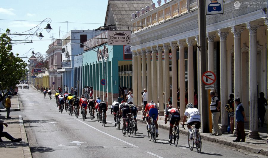 #VueltaCiclística "Reinier Jiménez in Memoriam" 2020 en el Paseo del #Prado de #Cienfuegos, #Cuba. / Foto: <a href="/igorralopez/">Ildefonso Igorra López</a>  #ciclismo #ciclistas #pedalistas #carrera #deporte #ciclos #velocidad <a href="/stormcaptain/">Capitan Tormenta</a> <a href="/juliogranma/">Julio Martínez Molina</a> <a href="/LeiaDCienfuegos/">Leyaní Díaz</a> <a href="/magadcienfuegos/">Maga</a> <a href="/ttjerez/">Tay Toscano Jerez</a> <a href="/Eidita/">Mercedes Caro Nodarse</a>