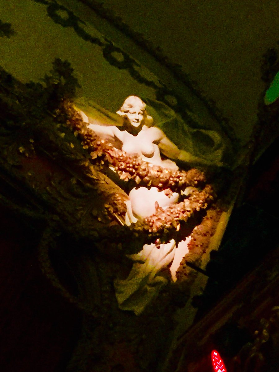 ManuelBrug's tweet photo. #Schreker #SchmiedvonGent went from #vlaamse doll house 🏠 in bright colours on the stairway to #belgian #congo heaven 🌌- it was @operaballetvl with @ErsanMondtag. Worked and was fun. Powerful #AlejoPérez. Fine cast #LeightMelrose #KaiRüütel https://t.co/YqgvX8Bn5U