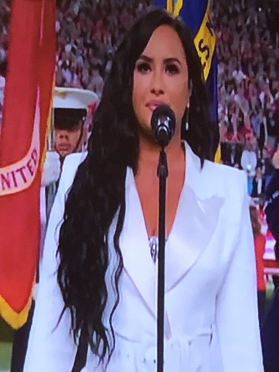 DSaehed's tweet photo. Orgullo mexicano!! 🇲🇽 
Yuridia ex académica interpreta el himno nacional en el Súper Bowl LV.
#SuperBowlLIV #PepsiHalftime #iconic https://t.co/gi7WbBFjkd