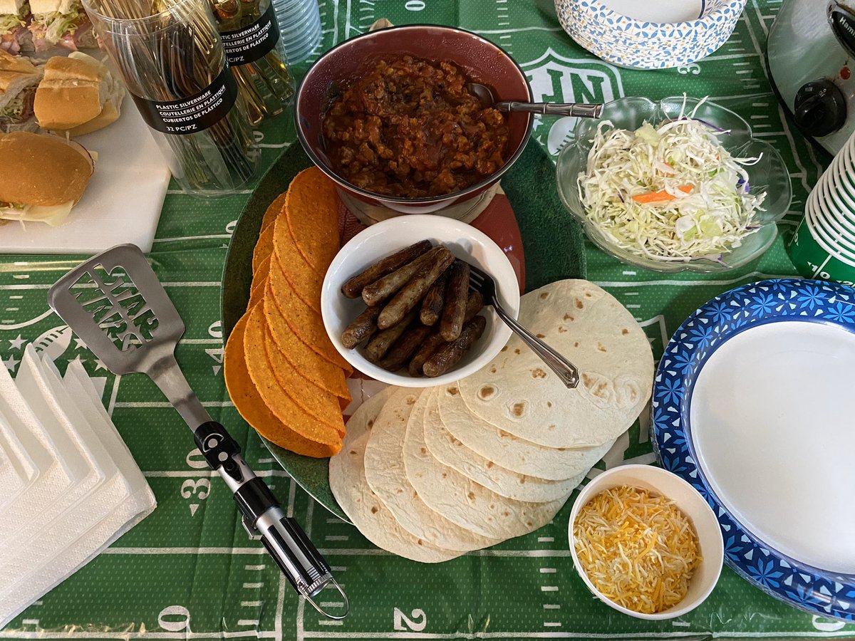 MazzEffect7's tweet photo. Bringing a little bit of Batuu back to Jersey with some Ronto Tacos (Rontacos?) for the big game 🌮 #galaxysedge #starwars #rontowraps #superbowl https://t.co/36cgPPrP1O