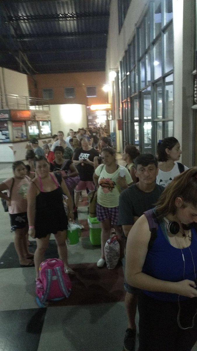 LuciaIzza's tweet photo. Gente esperando más de dos horas para subir a un colectivo. Boleterías cerradas (nadie que de una respuesta). Así se maneja a diario el servicio de transporte más nefasto que existe #Fluviales #Etacer https://t.co/PFj20cpCY6