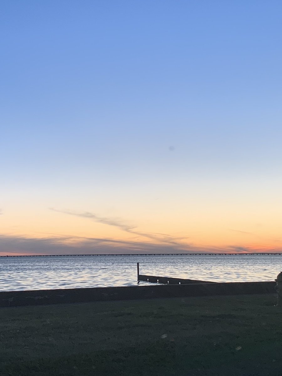 JasonJa79395611's tweet photo. @MargaretOrr sunset in Mandeville on lakeshore dr. @wwltvweather https://t.co/AAW10QspAe