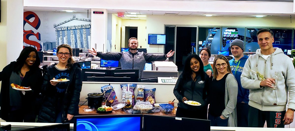 ProducerPG's tweet image. Issa party... at work... with no adult beverages.. BUT ISSA PARTY 😂 #SuperBowlLIV #weekendlife