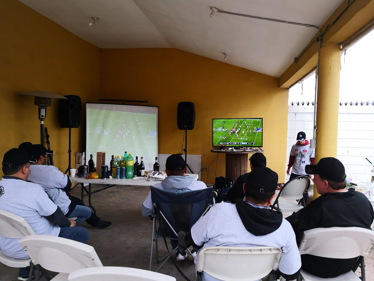 OlafCorvera's tweet photo. #TuSuperBowl saludos desde saltillo coahuila https://t.co/zSsFWzzWvs