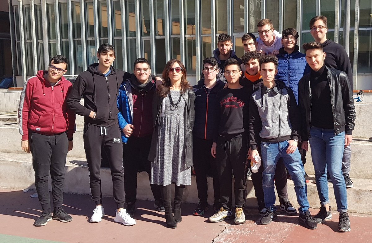 teodora518's tweet photo. Oggi piacevole incontro con i ragazzi del #ITIVittorioEmanueleIII e con il prof. Fabio Tropia.
Ragazzi attenti e motivati, veramente in gamba! @centroELIS
#proudtobearolemodel @Italtel @Exprivia_Italy
#sistemascuolaimpresa https://t.co/nA1q8p8FAd