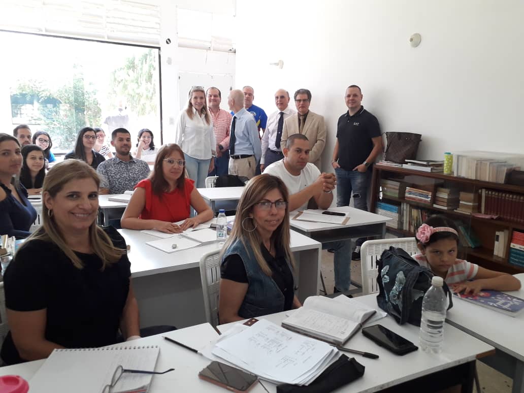 gherardip's tweet photo. En Gira por #Barinas S.E. Embajador🇮🇹 @ItalyinVEN #PlacidoVigo visitó la Escuela de #Italiano "Francesco PETRARCA" que funciona en @CIVBARINAS 🇮🇹 🇻🇪
Interesante compartir con su Profesora y alumnos.
#ItalianiallEstero
#Farnesina
@ItalyMFA @RicardoMerlo5 @EnricoMora5 https://t.co/zjQ83N2ZY6