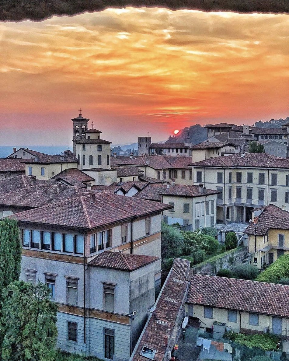 La ville haute de Bergame offre de ruelles pittoresques et une architecture historique à découvrir. 👀

Voici l'itinéraire idéal qui vous dévoilera la beauté de Bergame:
bit.ly/30ygGml

📍  Ville haute, Bergame
📷 @cinzia_duke

#visitbergamo
#bergamojustamazing