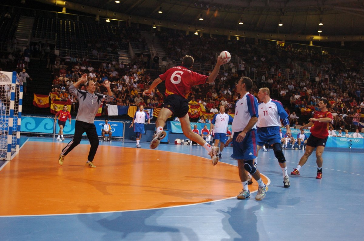 ihfhandball's tweet image. Why were NBAers @luka7doncic and @bosnianbeast27 talking handball last week? Why was @NKARABATIC putting his gold on the line? Why did @SGFleHa and @LasseSvan invite Jay Cutler to train? We recap it all including @Xavioka4's interview on @PardonMyTake! 🤾

ihf.info/media-center/n…