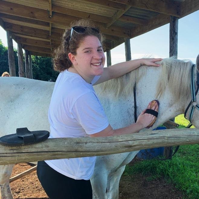 A very happy Iona from our Pod office living her childhood dream helping looking after horses at our project in South Africa last week 🐎🐴 ❤️

podvolunteer.org/projects/horse…