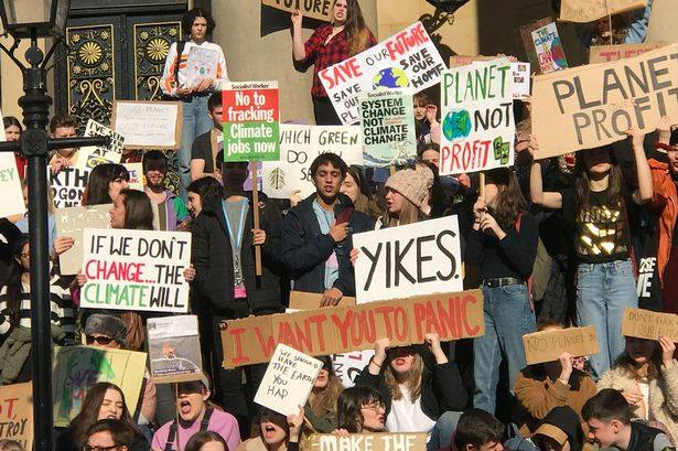 DudleyMomentum's tweet photo. 🌱🌍📢 A WEEK FROM TODAY!! 📢🌍🌱

Rally for the climate next Mon, and demand Labour Cllr @chris_barnett's Dudley climate emergency motion is debated and passed. Info/RSVP 👇

https://t.co/YmsXK6q8r1 https://t.co/5U5StUu5mY