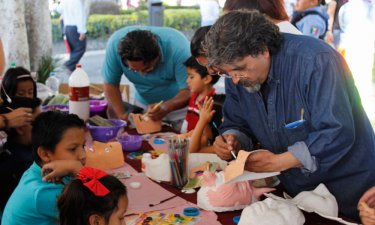 <a href="/leoalvacabrera/">Prof. Leonardo Alvarado</a> <a href="/NicolasMaduro/">Nicolás Maduro</a> @psuvaristobulo <a href="/RMarcoTorres/">Rodolfo Marco Torres</a> <a href="/RosangelaOrozco/">Rosangela Orozco</a> @MPPEDUCACION @Nancyor7 @ZE_Aragua <a href="/AraguaEducacion/">Sec. de Educación</a> @amigosdemaracay <a href="/FEdumedia/">Fundación Edumedia</a> <a href="/fotoecocultura/">Yoger Armas ¡Siempre Por El Camino De Chávez!</a> <a href="/CRIFPMA/">CRIFPMA</a> Organizar los desfiles, elaborar las mascaras y los disfraces, preparar los bailes, aprenderse las canciones, son partes de las actividades academicas necesarias para celebrar los #CarnavalesPedagógico2020

<a href="/CRIFPMA/">CRIFPMA</a> @MaestraTuitera <a href="/neljulger/">🙏NELJULGER 68K🇻🇪</a> @josevsierra <a href="/GladyzSan/">Gladyz Gonzalez</a>  @isa