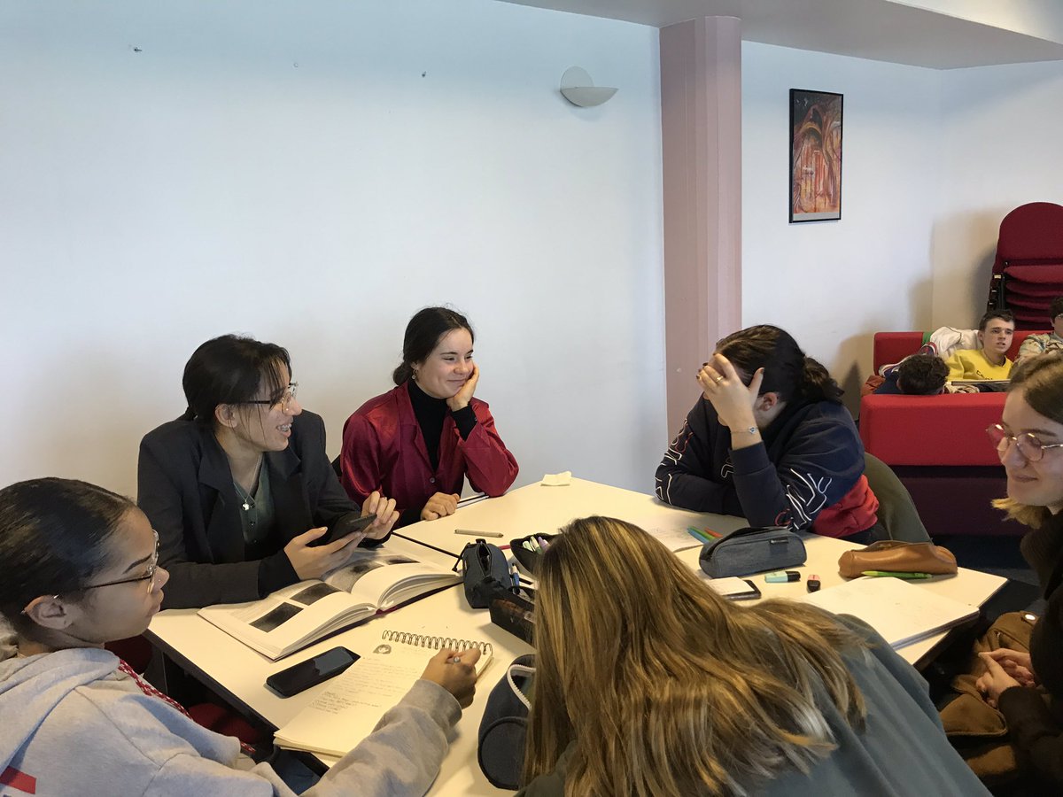 sandrinadossant's tweet photo. Lancement workshop #commisariat d’exposition avec @jeromediacre partenariats @Frac_PC  @Abbayeauxdames @daacpoitiers /// lycee Bellevue Saintes première enseignement de spécialité compétence #exposer /// sélections d’œuvres et note d’intention !! https://t.co/7kvtJUd105