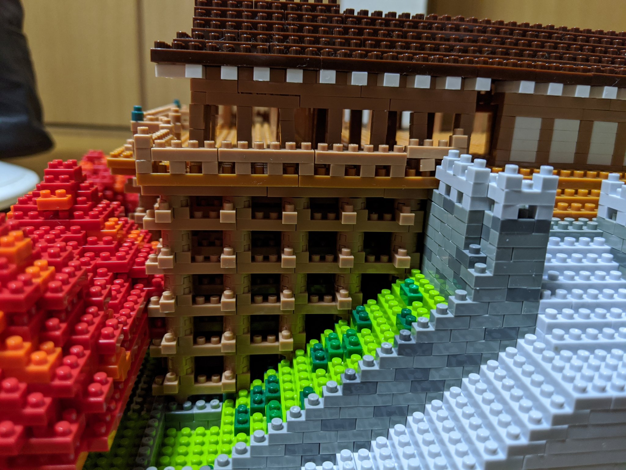 アサト Nanoblockでつくる日本の世界遺産 清水寺 ライトアップバージョン 最終形態 完成 ライトアップは説明書のやり方だと光の当たり方が微妙だったので位置を変えて工夫しました まんぞく Nanoblockでつくる日本の世界遺産 清水寺 Nanoblock