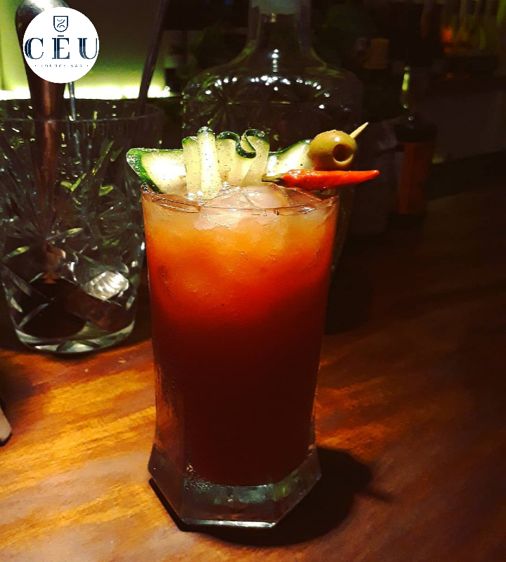 CeuLoungeBar's tweet photo. venha se apaixonar por nossa Bloody Mary e faz de sua segunda ser 10 de 10
-Vodka
-Sal
-Salsa Worcestershire
-Suco de limão
-Pimienta
-Tabasco
-Suco de tomate
#bloodymary #cocktail #classicocktail #coctelclasico #cocteleríaclásica #baresbrasil #arraialdocabo #segundaferia https://t.co/MoRQuTFVG0