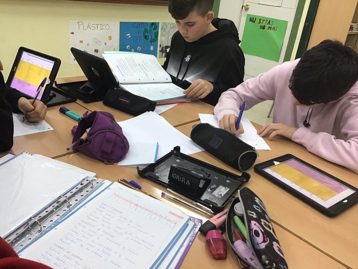 PerdidosUno's tweet photo. Realizando la planificación y reparto de tareas de matemáticas. #5EI @AndreaProfMates #matematicas https://t.co/7iqdCsVj0S