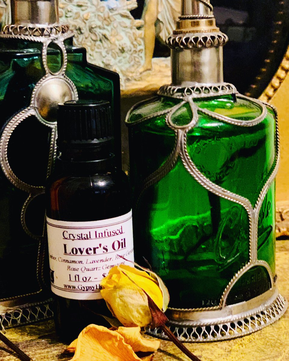 #EssentialOilOfTheMonth ✨💚✨
Crystal Infused Lover's Oil Blend ~
Enhance passion, stimulate libido. Infused with crystal energy, inside each bottle includes a Rose Quartz gemstone for love.
https://gypsycrystals.com/lovers-oil-blend/ …
#EssentialOil #Love #Diffuser #RoseQuartz #Crystals #Herbs