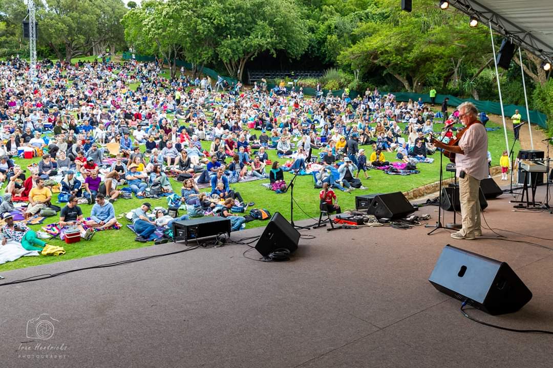 KirstenboschNBG's tweet image. The @CTFolkFest brought us the best of SA’s talent. 
Opening the show was Paige Mac, followed by James Stewart, Andre De Villiers, Derek Gripper, Louise Carver, YOAV, Flat Stanley, Ross Learmonth and ending the show, Mandisi Dyantyis.
Images: Ivan Hendricks
#KBRocks #OMmusic4u