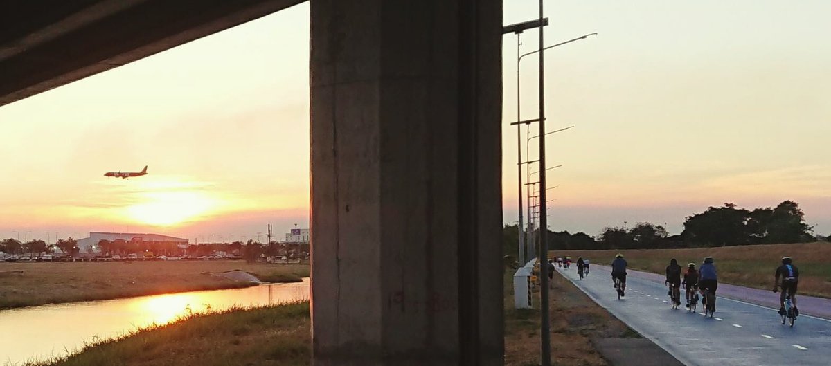 spiceroads's tweet photo. Top tip, the Skylane in the evening is lovely at the moment. #SpiceRoadsTeamRide #cyclingbangkok #Skylane https://t.co/9g3vdGz6CE