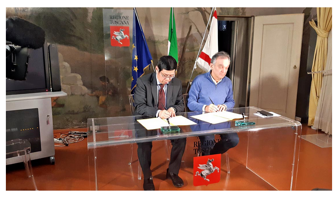 il__Mauro's tweet photo. Regione Toscana firma protocollo con il console cinese per il rientro di 2500 persone dalla Cina. Per affrontare questo è stato allestito un'ambulatorio. Visto le misure adottate fino ad ora questo rientro di massa mi sembra un pericolo, il  @MinisteroSalute chiarisca per favore https://t.co/s4dgdJSz4c