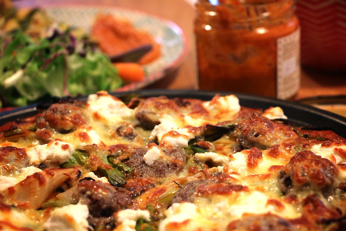 hortanic's tweet photo. 😏 Us agradaria fusionar el millor de la #cuina italiana amb els sabor d'#Hortànic? 

🍕 Estigueu atents/es: molt aviat us mostrarem com fer una deliciosa #pizza de #calçots feta a casa! 

#calçotada #ecològic #proximitat #km0 #foodie https://t.co/OZrpeWl3w7