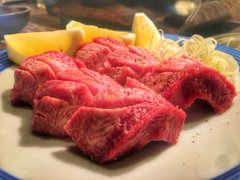 pasatune's tweet photo. 初めて収益を出した人の
お祝いで焼肉

20歳の会社員で
会社の給料だけでは
手元に残るのが5万円ほど。

ビジネス始めて2ヶ月目に
15万円の利益！
今年中に会社の給料以上稼ぐことを
目標に頑張るそうです😁 https://t.co/m3aNVnJPLi