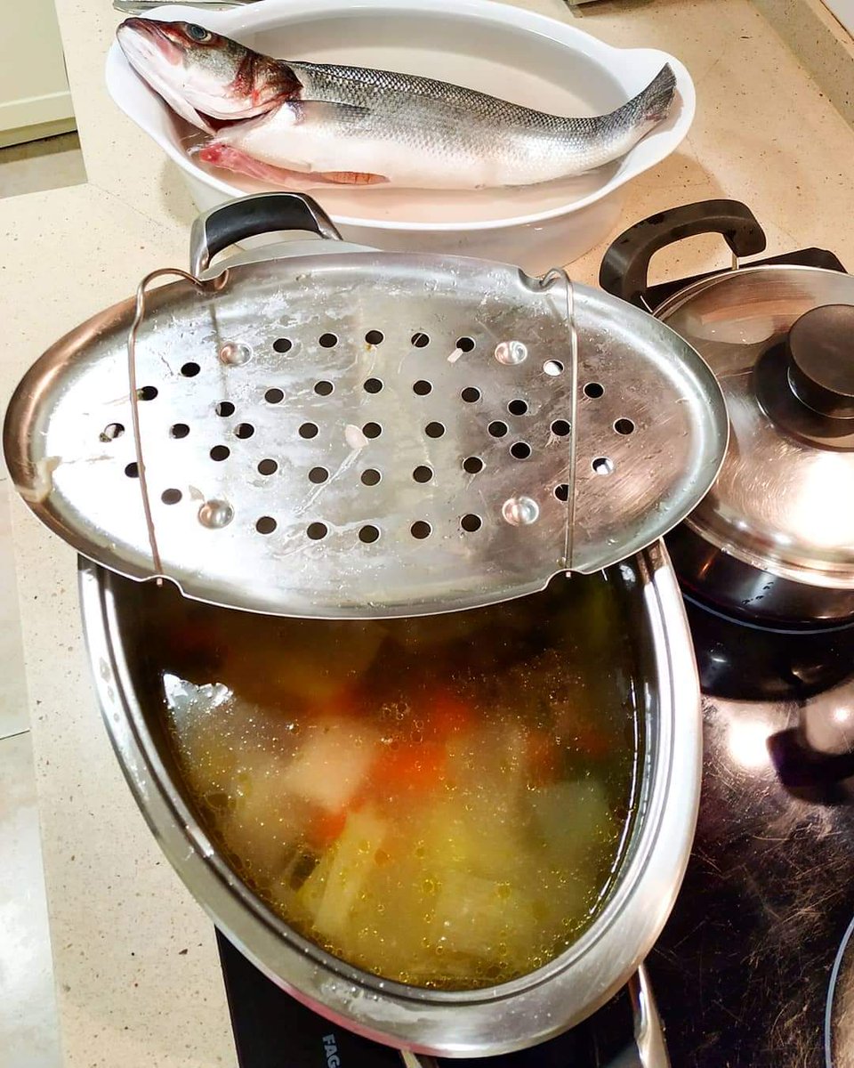 Mozart58's tweet photo. "Lubina a la sal versus lubina en caldo corto".............¿🤔?. Yo les propongo una decisión, ustedes tienen la palabra porque cuando se comparte, todos ganamos. 😋😘🥂.
#lubina #robaliza #róbalo
#cocinatradicional… https://t.co/ouHJIEGKv2 https://t.co/49emgVtwYr