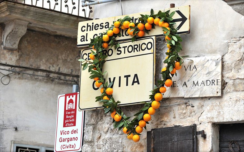 PopCornPress1's tweet photo. La pioggia non ha fermato la 3^ edizione di #Terrarancia a #VicoDelGargano.
🥰Nel paese dell’amore, turisti e fedeli ogni anno riscoprono la passione e le tradizioni.
Conclusa con successo la tre giorni di festa. https://t.co/Nh0XhbCNRy