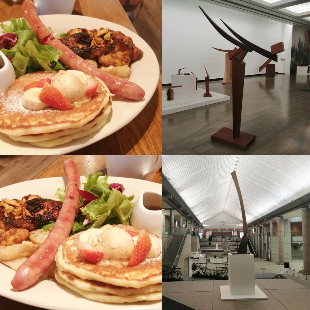 アート Love Maiko 横浜美術館にてスターした彫刻展 澄川喜一 そりとむくり に行き 素晴らしい そり をたくさんみたら マークイズでjs パンケーキ頂いたランチセットのソーセージのそりが澄川さんの彫刻のそりにシンクロ こんなふうにアートが日常