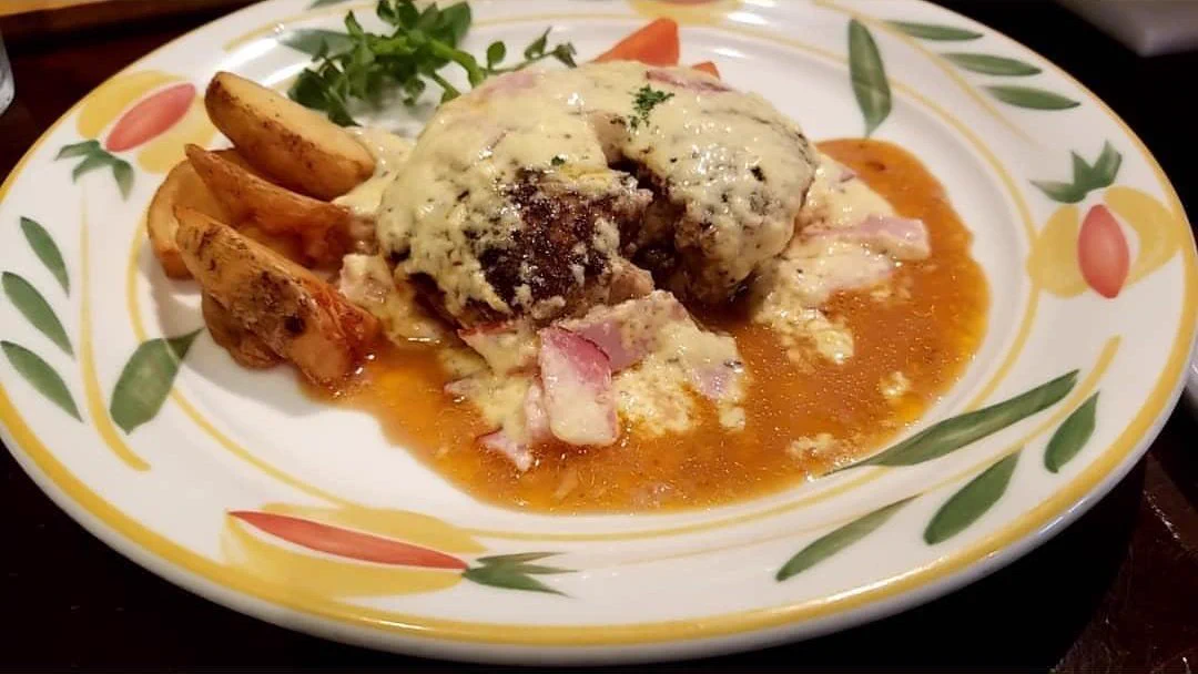 うん、私も行ったことあるけどまじで肉汁やべぇよ！笑
カウンターに座ってるお客さんとか、お箸をハンバーグに入れた瞬間びゅって肉汁飛んでたから笑  