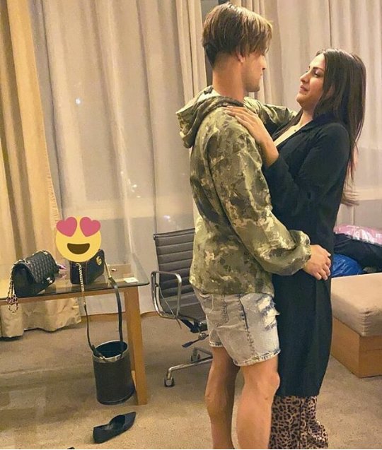 MirxaMona's tweet photo. Aunty 🐸 with her son
@realhimanshiii 
@imrealasim https://t.co/9dckPv4EyB
