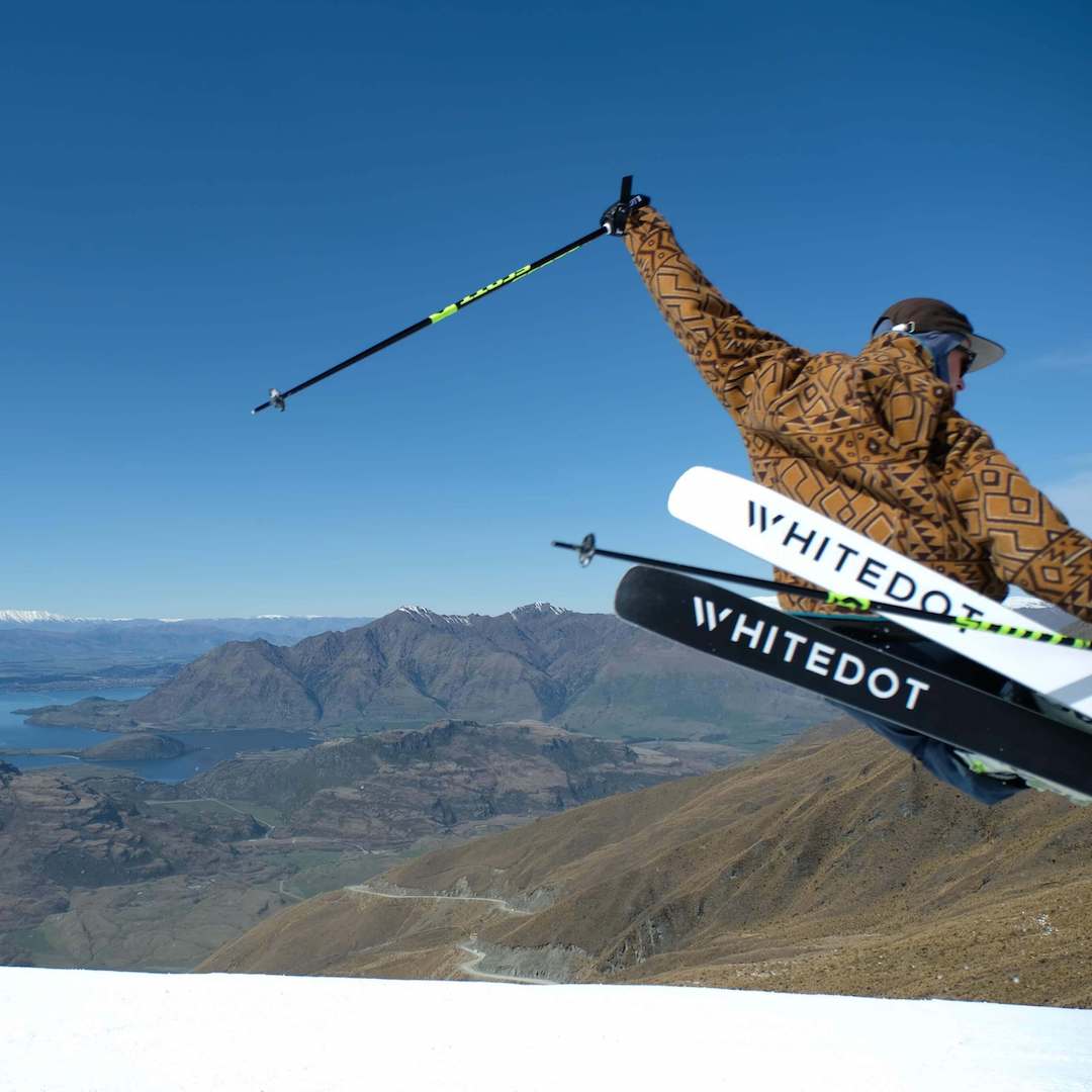 MEET OUR RIDERS | LOUIS CHARNAUD 👋

Louis is normally found flying around Treble Cone, NZ with stunning views of Lake Wanaka, like this one...

Read the blog to find out more and learn about a secret burly spot 👉 bit.ly/WhitedotLouisC…