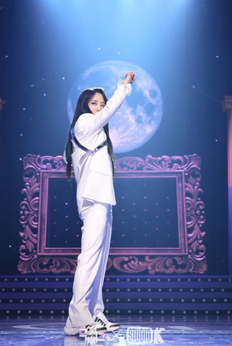 문별 달이 태양을 가릴 때
안무도 성적인 애티튜드 하나도 없고 힐도 안신고 정장에 안경낌.
근데 미친 노래도 좋음
남돌 노래에 정장입고 춘게 아니고 본인 의사 반영한 앨범에 이런 무대 정말 귀하다. 이런 영향력 정말 멋지고 많이들 알아줬으면 좋겠음.