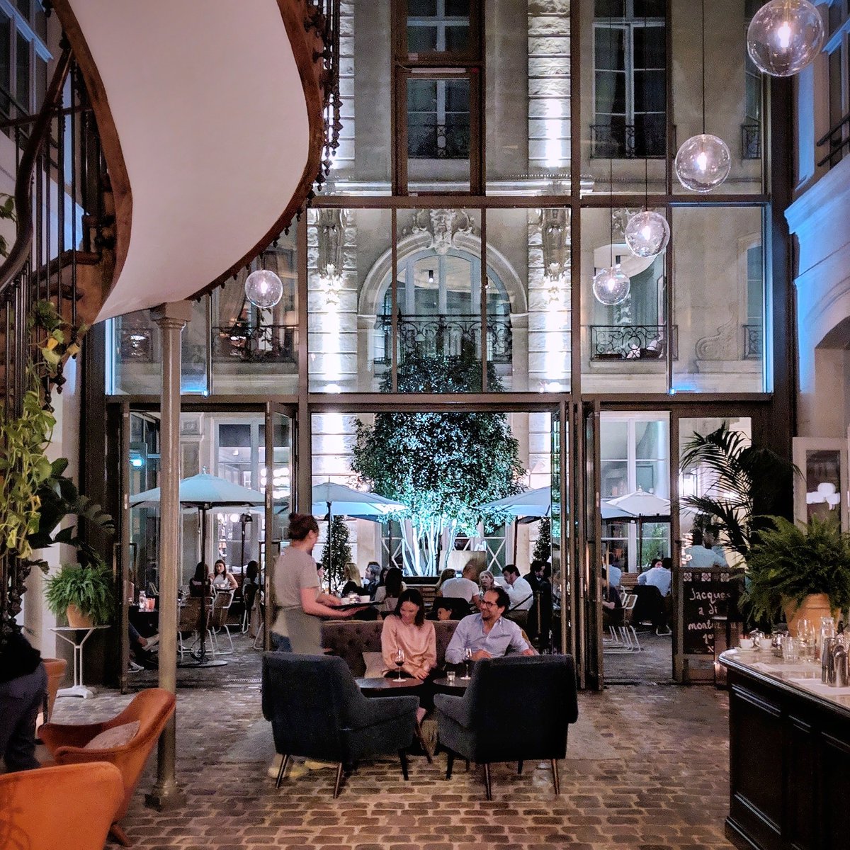 #UrbanFood 📍
Dans un cadre exceptionnel, au cœur de l'hôtel <a href="/thehoxton/">The Hoxton</a> Paris, découvrez le #restaurant RIVIÉ pour y savourer une #cuisine créative et raffinée, aux aspirations Franco-Asiatiques 😋
👉 30-32 rue du Sentier #paris02
➖
#tendancesfood #paris