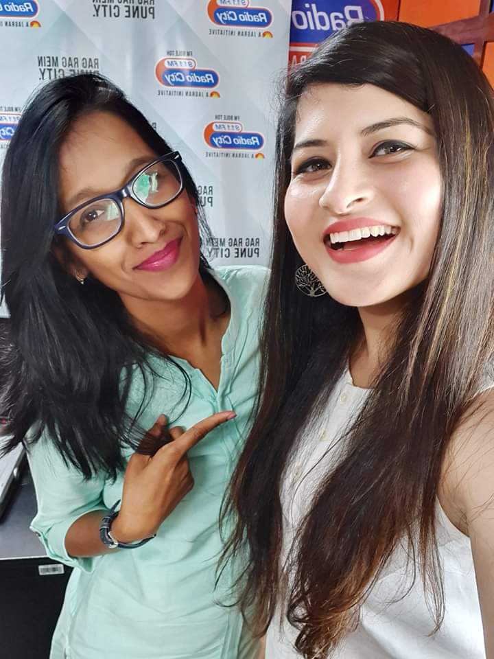 Shon Re Shokhi with Sho Sho Sho Shonali ❤
Catch @savaniravindra Today on 'STAR KATTA' at 8 pm 
Only on RADIO CITY 91.1 🎶
.
.
.
#interviewtime #rjshoshoshonali #radiocity #savanieeravindrra #savanieeoriginals #bengalisong #promotions