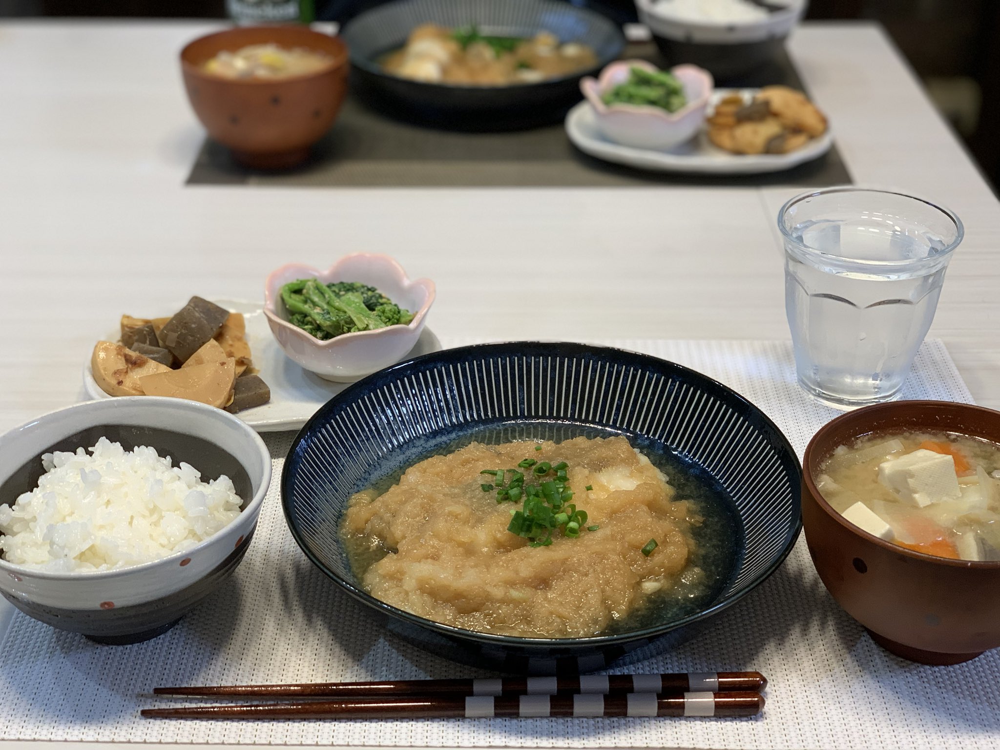 Twitter 上的 山本希望 サイドキックからの謎の献立お題 本日は 輝く優しさ みぞれで輝きと優しさを表現 豚汁も白味噌でほっとする味 旬の筍と菜の花で今を彩りました タラのみぞれ煮 具だくさん豚汁 菜の花の胡麻和え 筍とこんにゃく炒め のじょの
