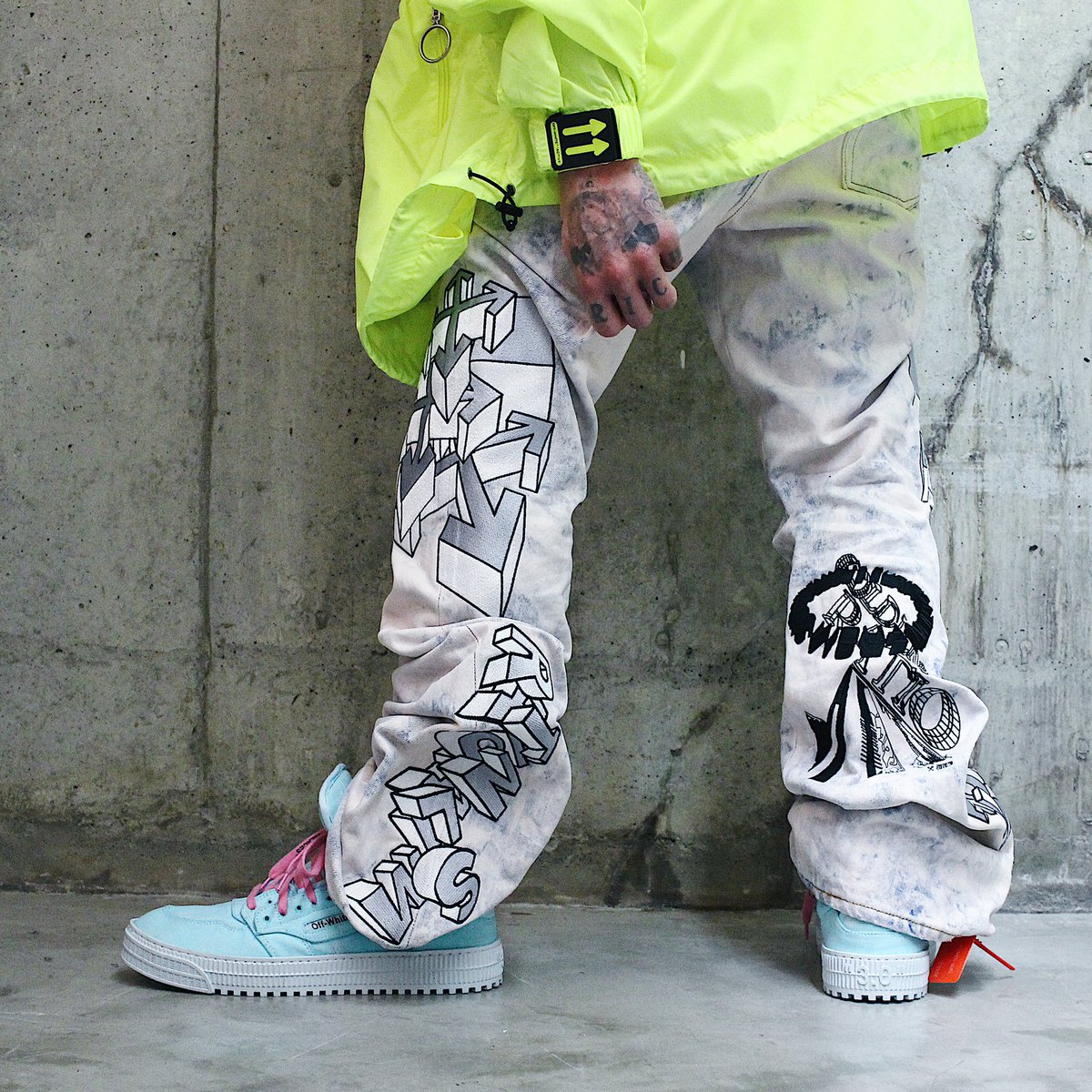 人気沸騰】 【希少】Off-White ev bravado コラボシャツ シャツ