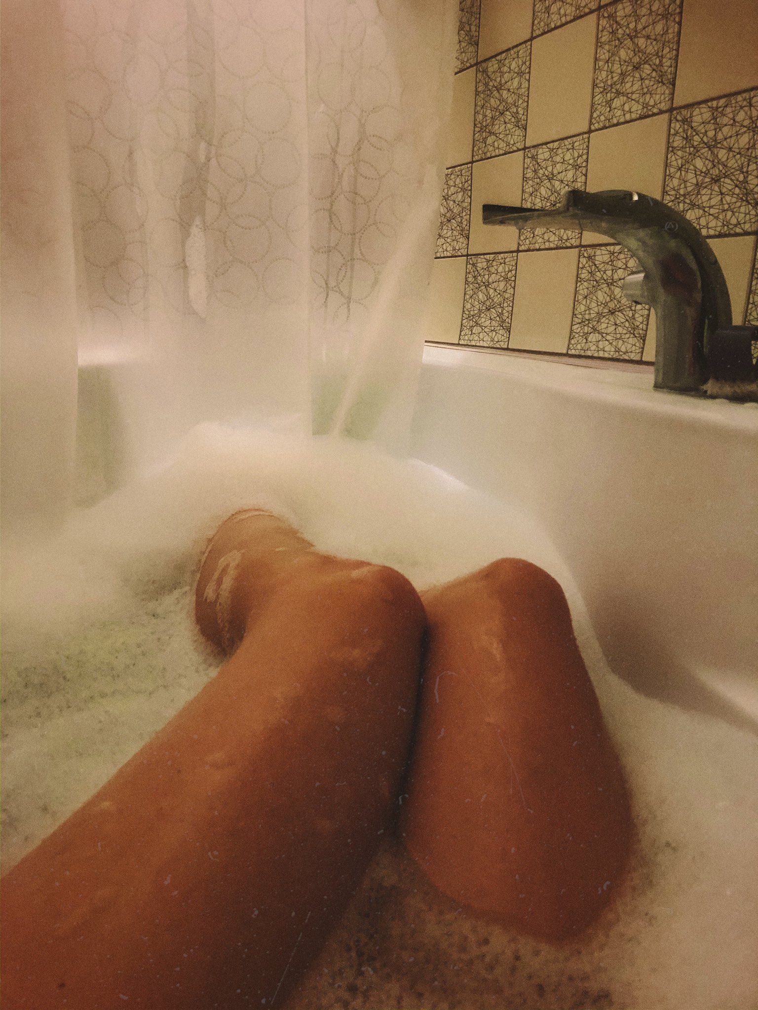 Женские ноги в ванной