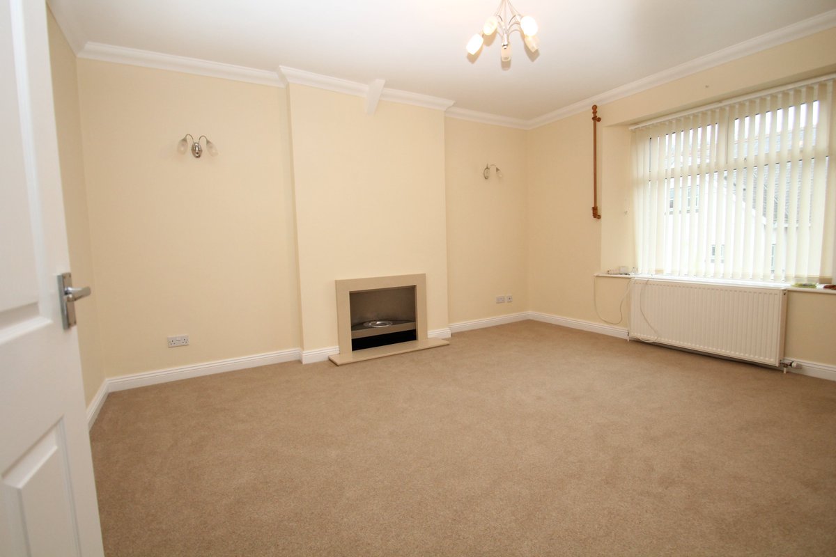 LettingsMB's tweet photo. Beautifully presented 2 double bedroom 1st floor #apartment in #Crapstone - £620 PCM.

The #property benefits from a kitchen with electric oven and hob, gas central heating and a front garden.  

For more information, please visit our website https://t.co/YHEXrH5jCE #lettings https://t.co/NPQoj9n2fB