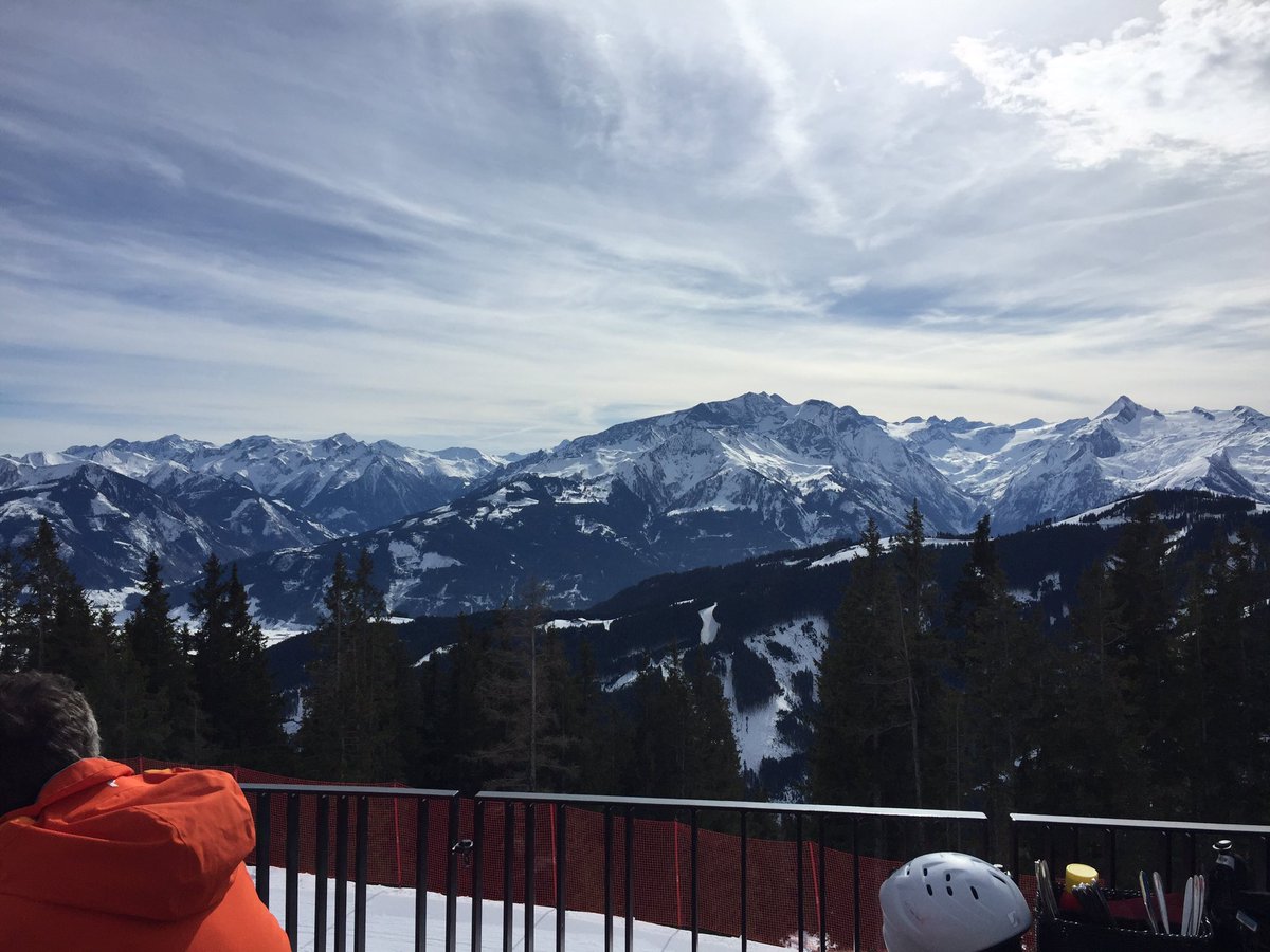 A trip to the top of the mountain for our advanced group today, flying down some reds and acing the ski park. Finishing the morning with a spectacular view for lunch! #wevepeaked