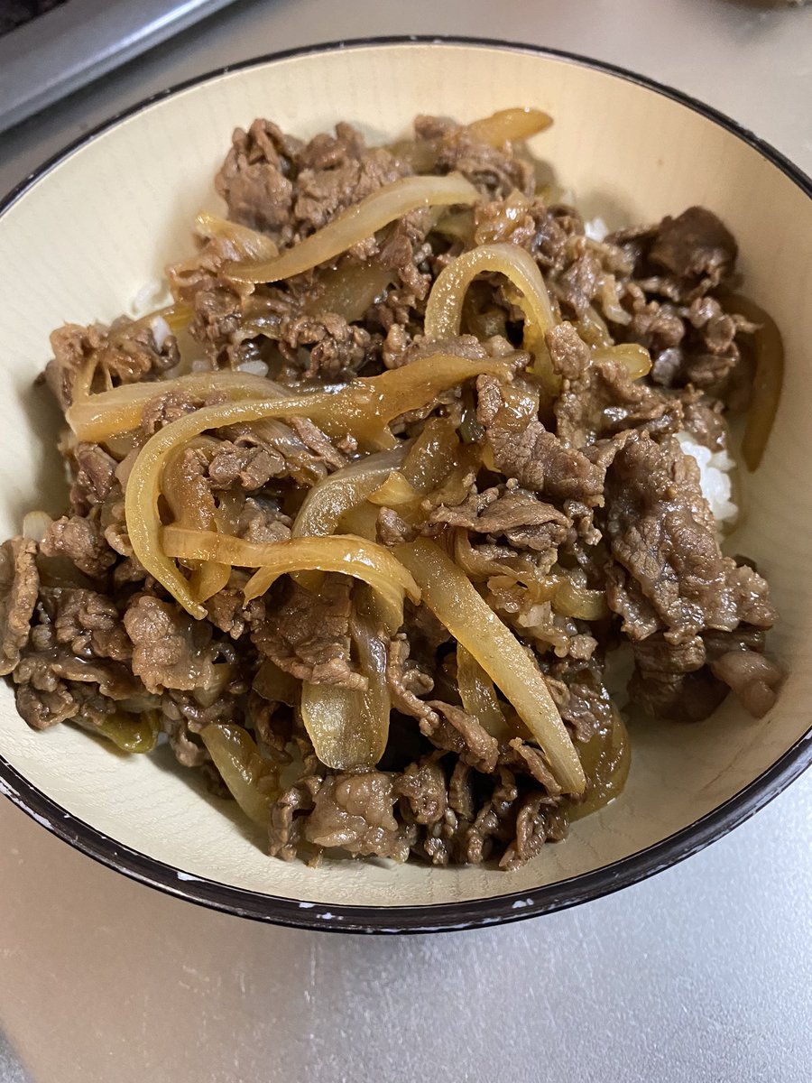 竹内 栄治 サクッと牛丼 バターで炒めて焼肉のタレと麺つゆを1 1の割合で リュウジおにいさんのバズレシピ