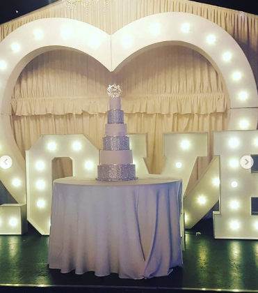 ETCHEDstudio's tweet photo. What an epic setup from @quirkycakesbristol !  Amazing!

Can't quite see our silver mirror floral wreath topper on this picture but it looks so perfect in this scene 💫

#quirkycakesbristol #rosieshawcakecompany #weddinghelperuk #ohmyblush.eventhire #rookerymanor #etchedstudio https://t.co/GcyguHZpCc