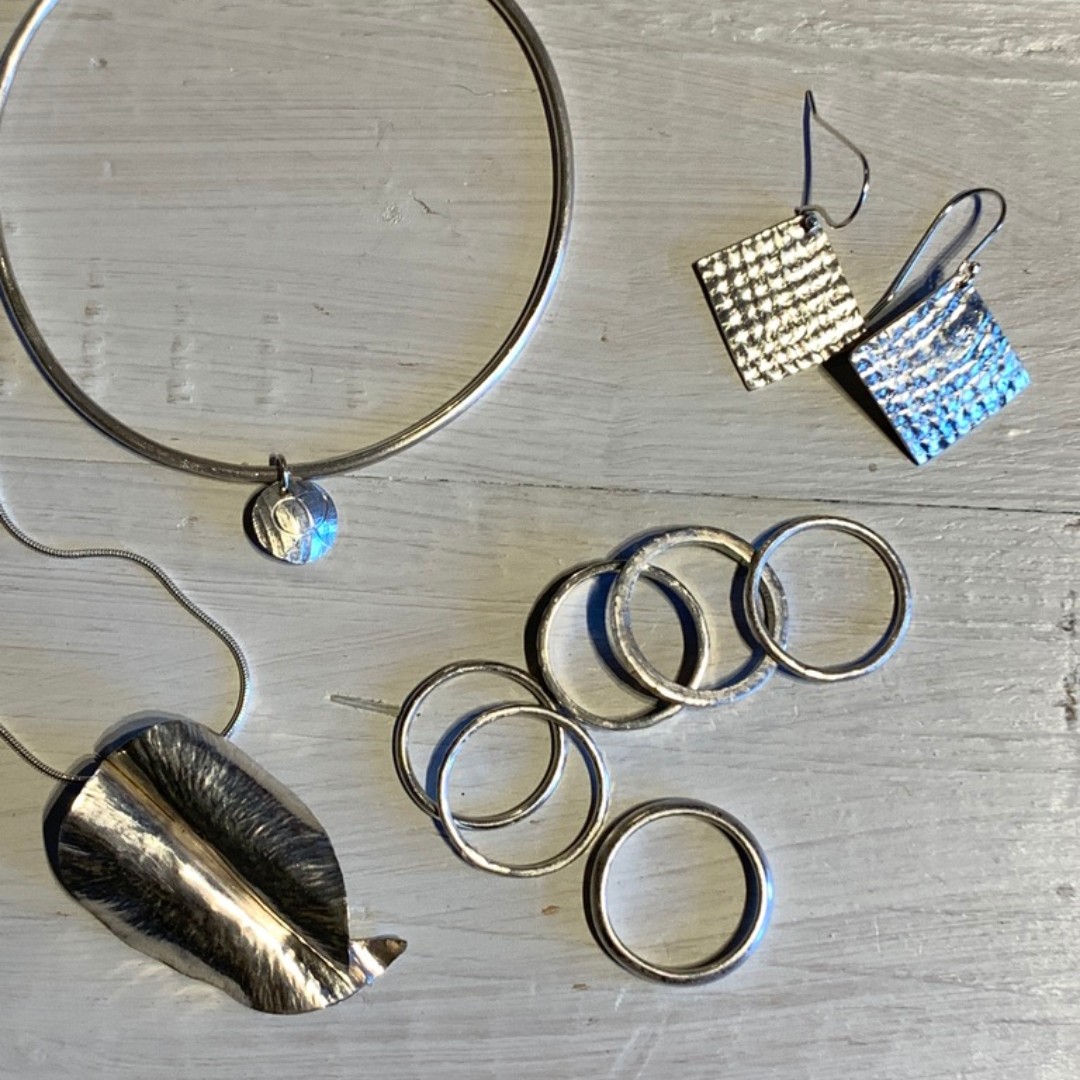A week today sees the the start of the 5 week silver smithing workshop where you get to make all this as well as learning new skills ⚒

There is only 1 place left on this great course with Fable Silver.

📅Starting 24th Feb 
🕰9.30-12.30pm
🎟bit.ly/makerscabin