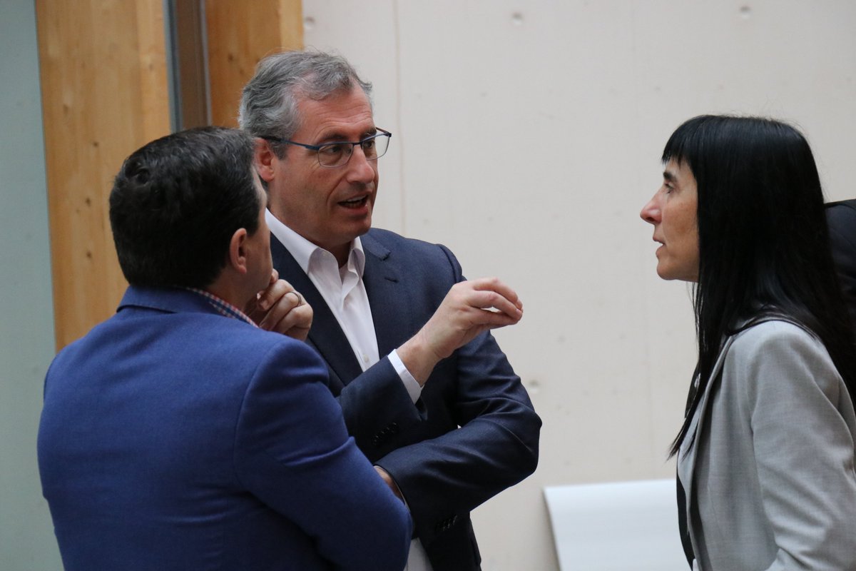 MarkelOlano's tweet photo. 👥 Ekarpenak jasotzeko asmoz lan jardunaldia izan dugu gaur. Aldundiaren eta Euskal Herriko Unibertsitatearen arteko #lankidetza aztertu eta #EtorkizunaEraikiz-en xedeak kontrastatu ditugu Nekane Balluerka @upvehu-ko errektorearekin, irakasleekin eta langileekin izandako bileran. https://t.co/j5QUoG32QI