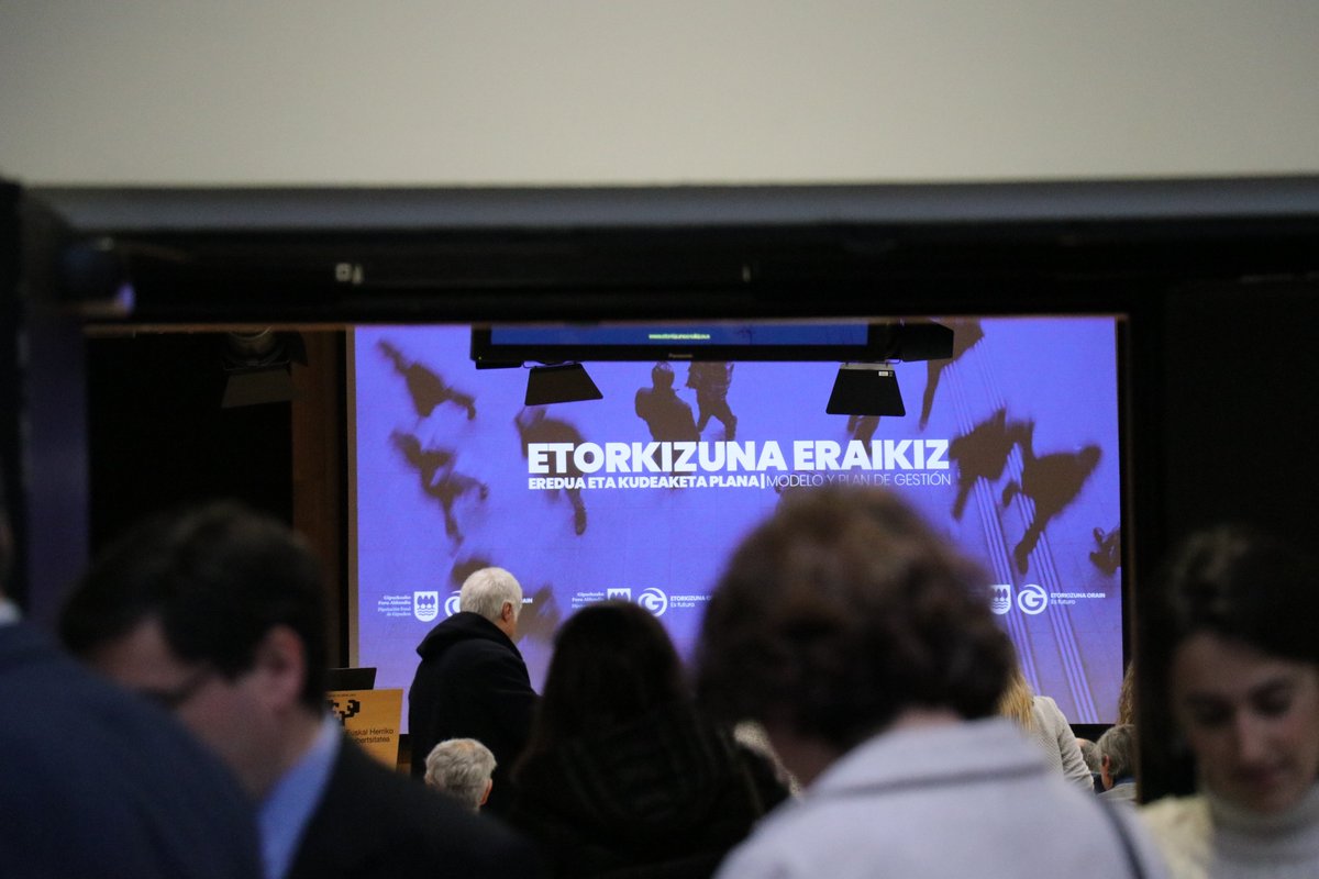MarkelOlano's tweet photo. 👥 Ekarpenak jasotzeko asmoz lan jardunaldia izan dugu gaur. Aldundiaren eta Euskal Herriko Unibertsitatearen arteko #lankidetza aztertu eta #EtorkizunaEraikiz-en xedeak kontrastatu ditugu Nekane Balluerka @upvehu-ko errektorearekin, irakasleekin eta langileekin izandako bileran. https://t.co/j5QUoG32QI