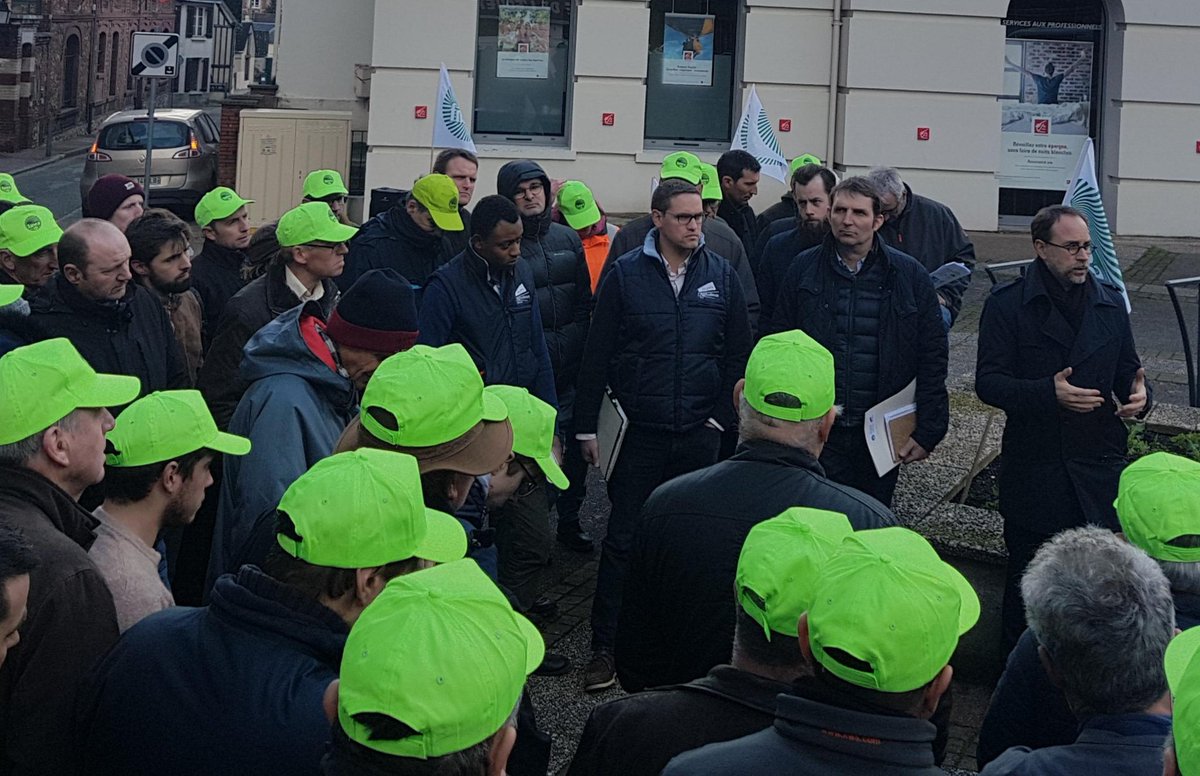 fnsea27's tweet photo. Fabien Martotana, sous @Prefet27 de Bernay (à droite sur la photo) est venu rencontrer les agriculteurs à l'issue de sa rencontre avec les représentants @fnsea27 / @JA27Eure https://t.co/PnfihO9Nty